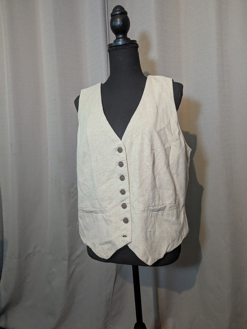 Classic Linen-Blend V-Neck Vest in Natural